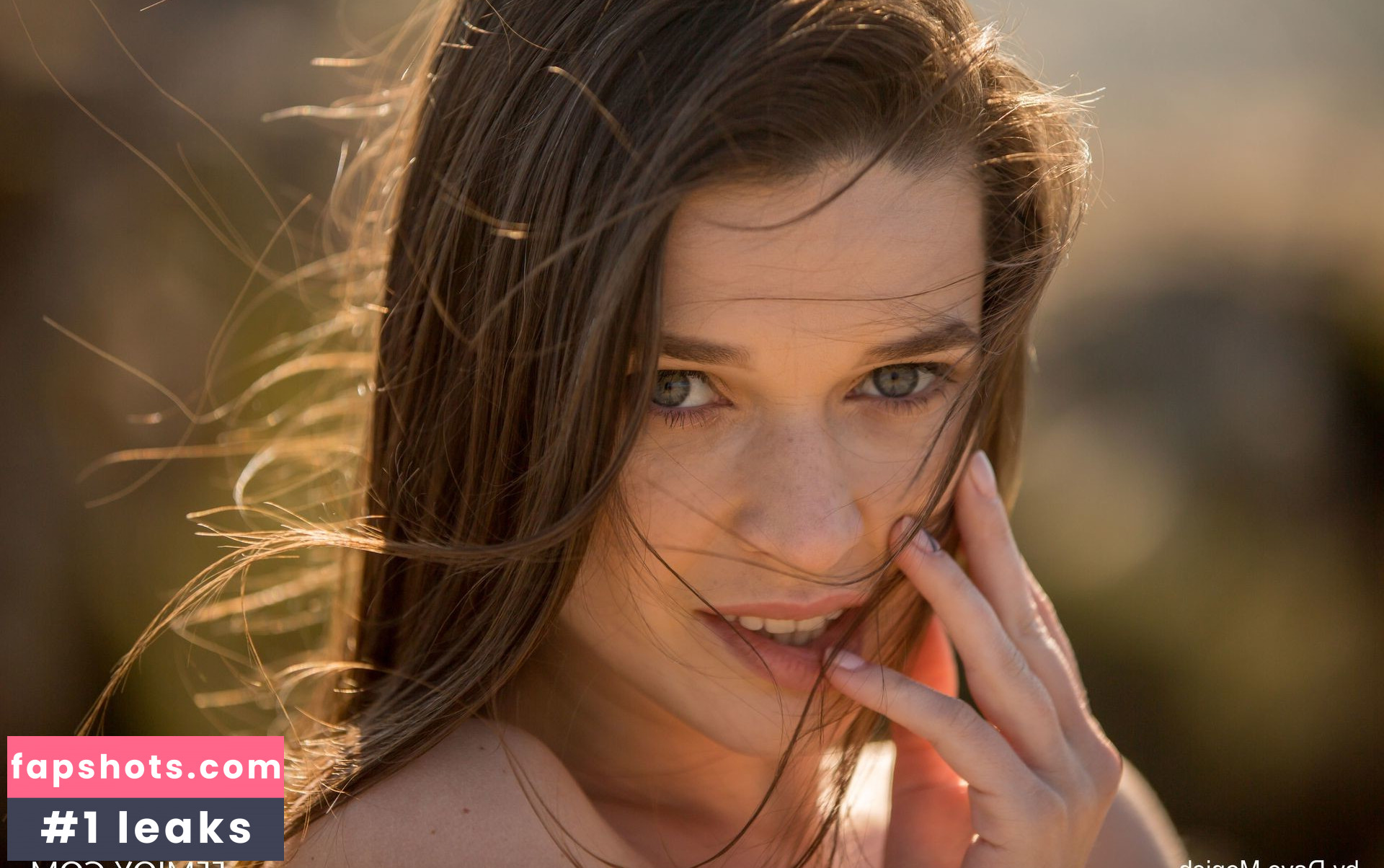 Serena J gallery photo #7