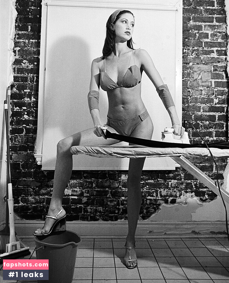 Shannon Elizabeth gallery photo #20