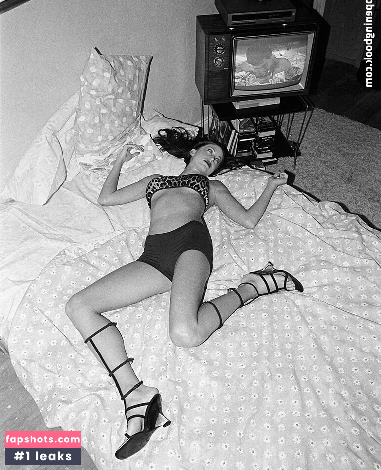 Shannon Elizabeth gallery photo #23