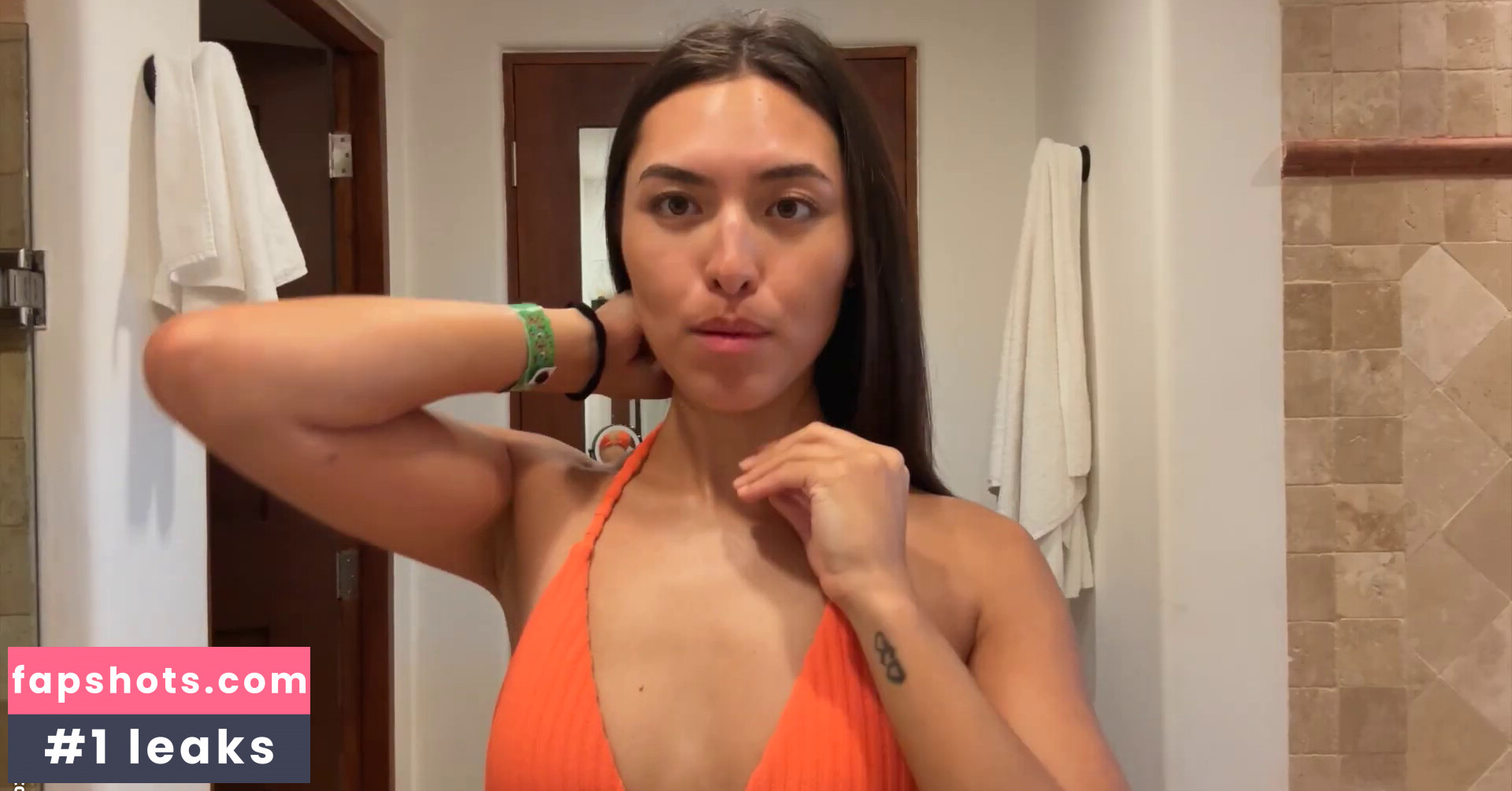 Shanti Tan gallery photo #21