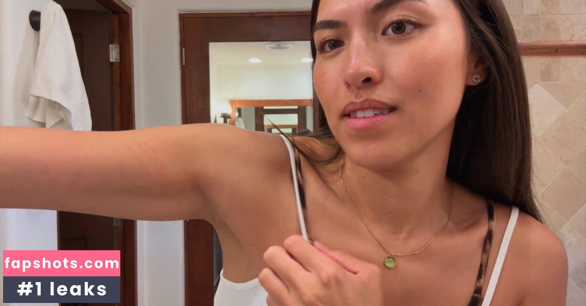 Shanti Tan gallery photo #24