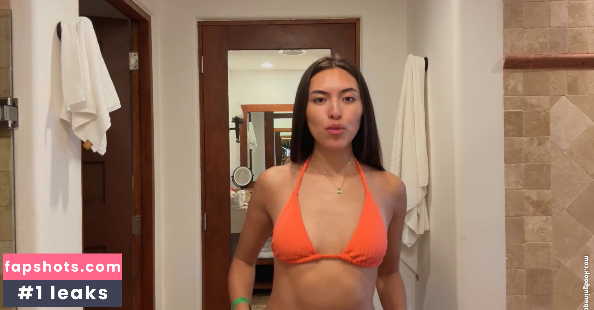 Shanti Tan gallery photo #9