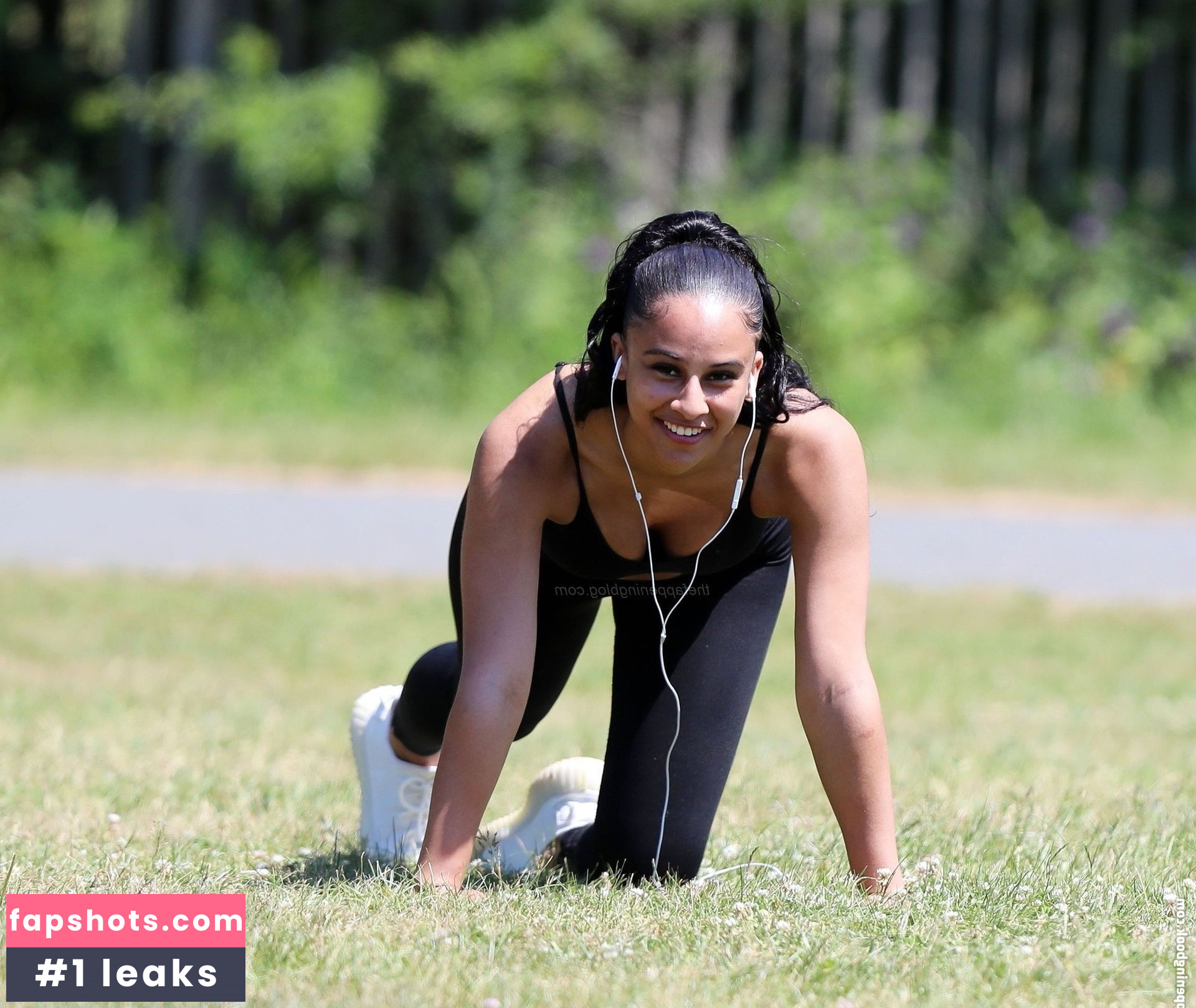 Shari Halliday gallery photo #14