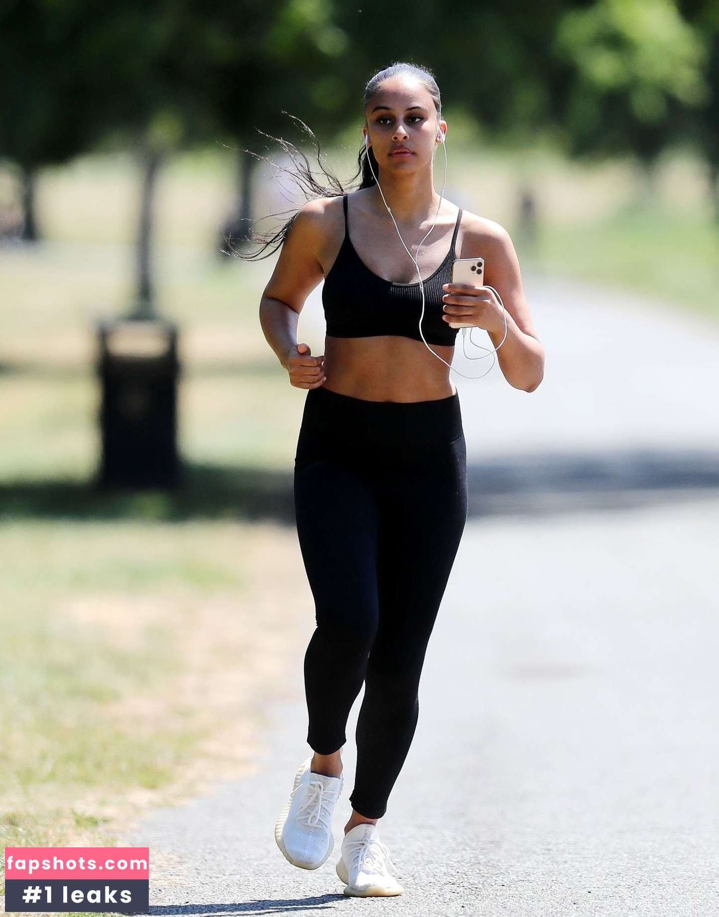 Shari Halliday gallery photo #19