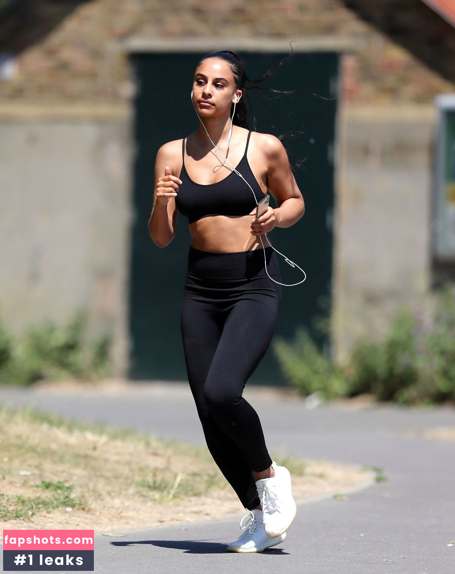 Shari Halliday gallery photo #42