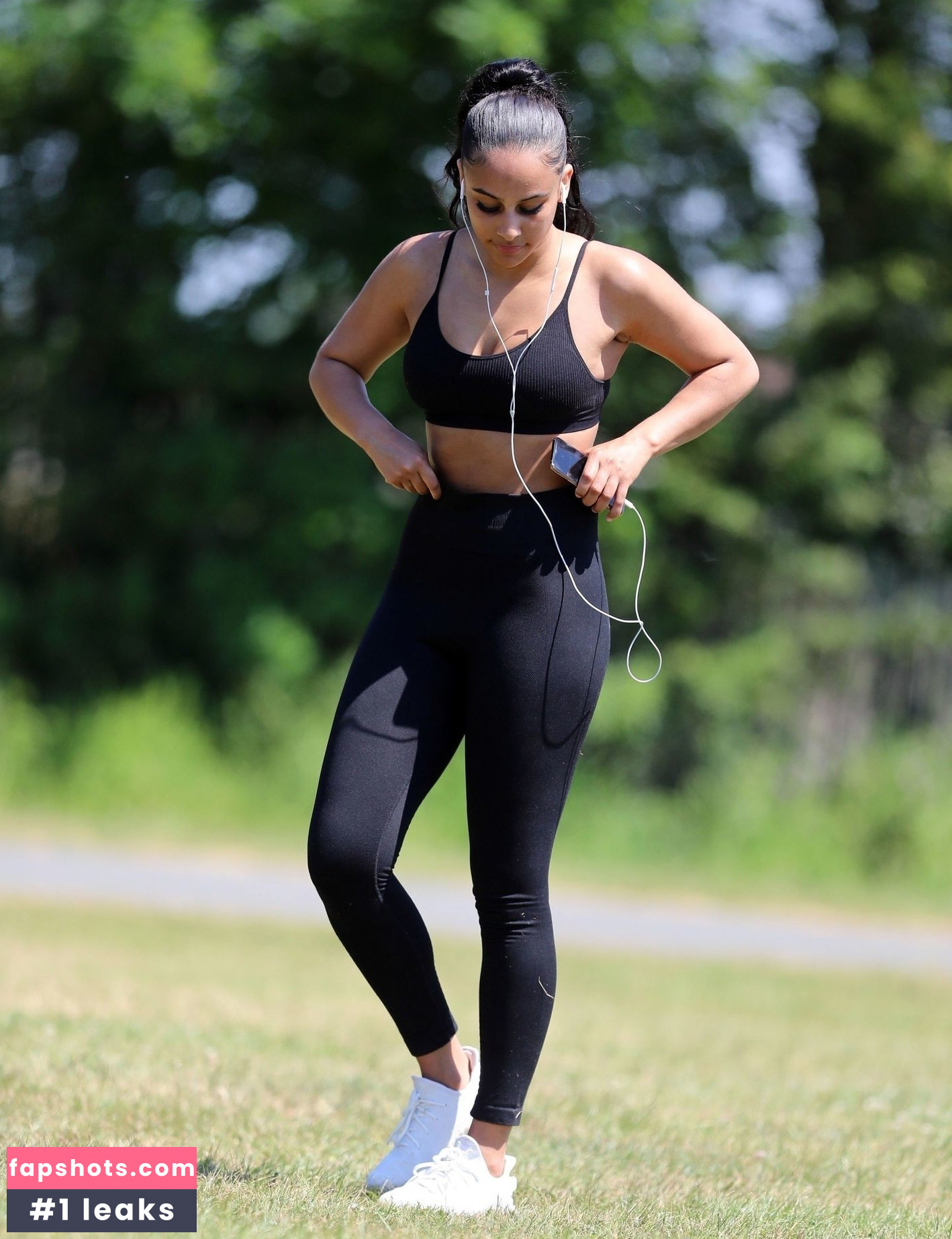 Shari Halliday gallery photo #43