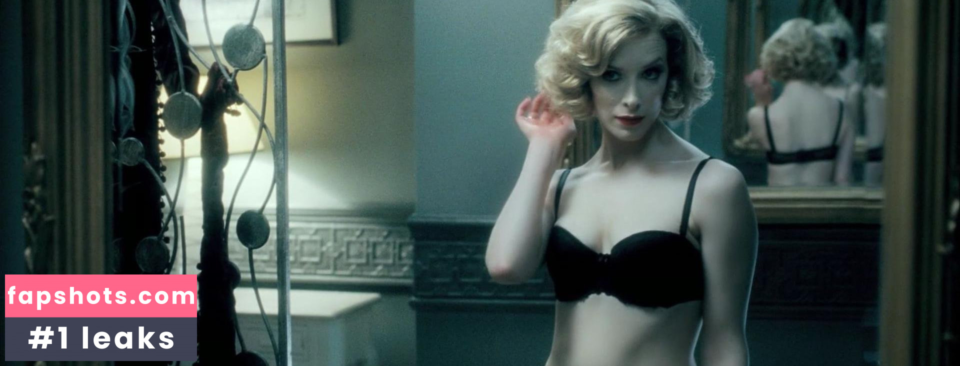 Shauna MacDonald nude babe gallery