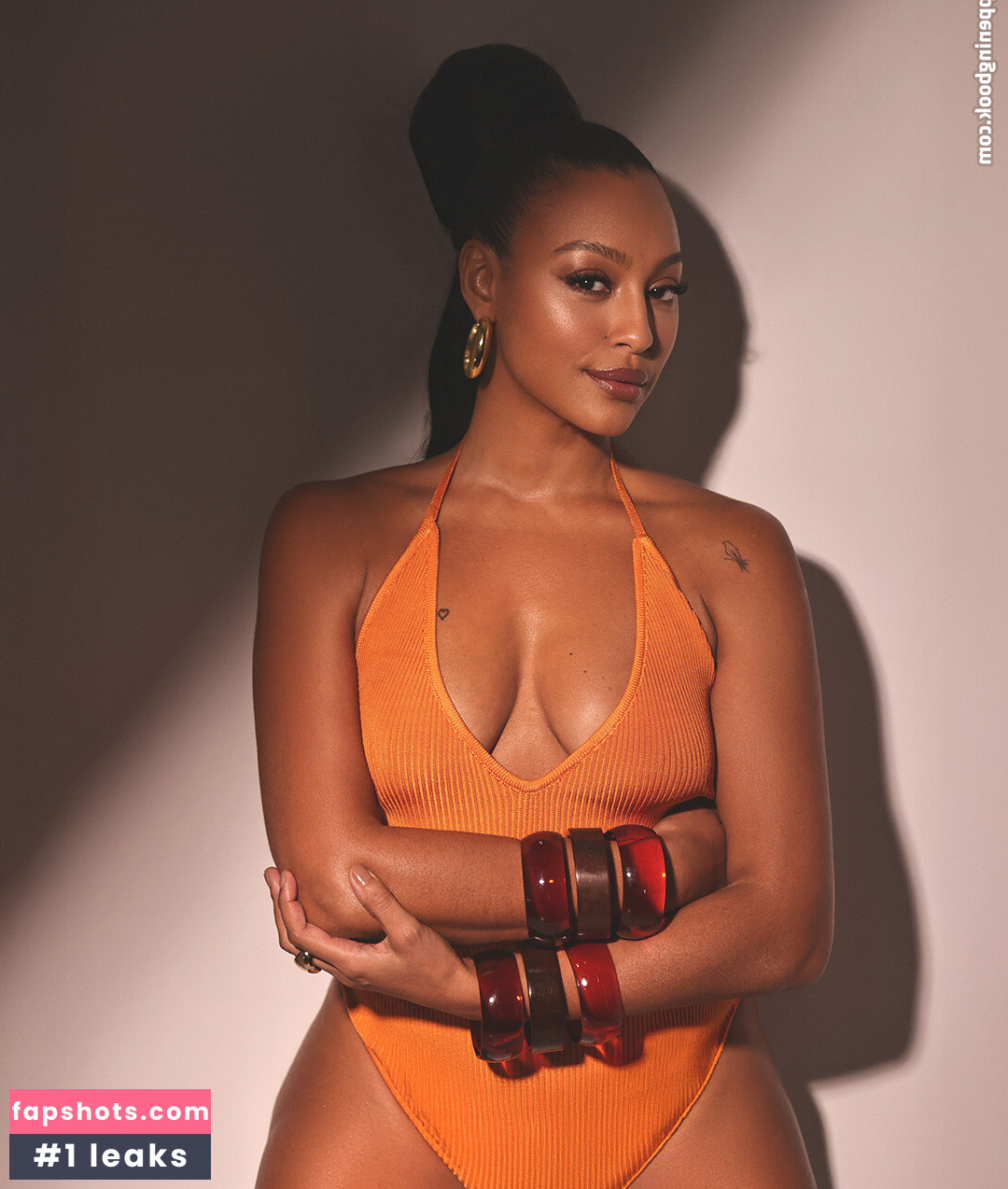 Sheron Menezes gallery photo #14