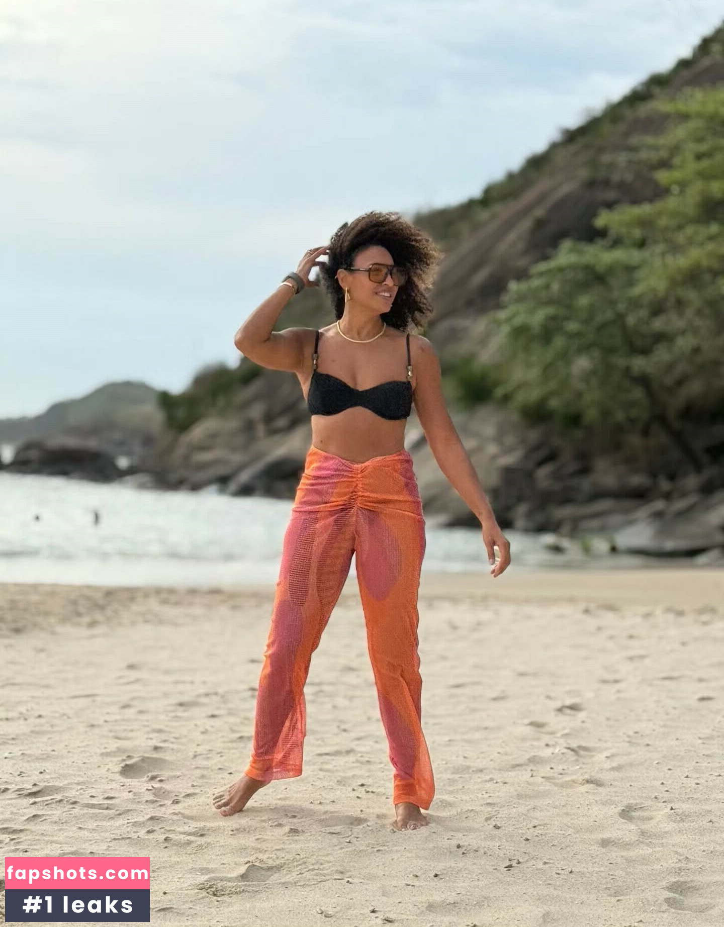 Sheron Menezes gallery photo #28