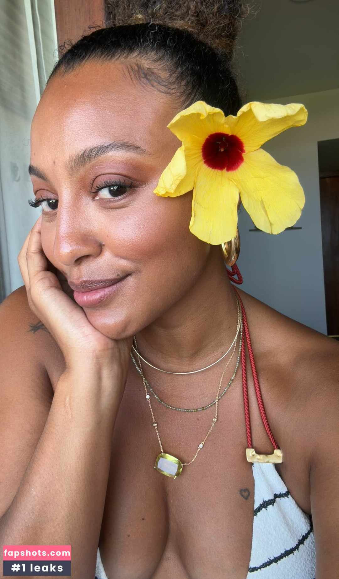 Sheron Menezes gallery photo #43