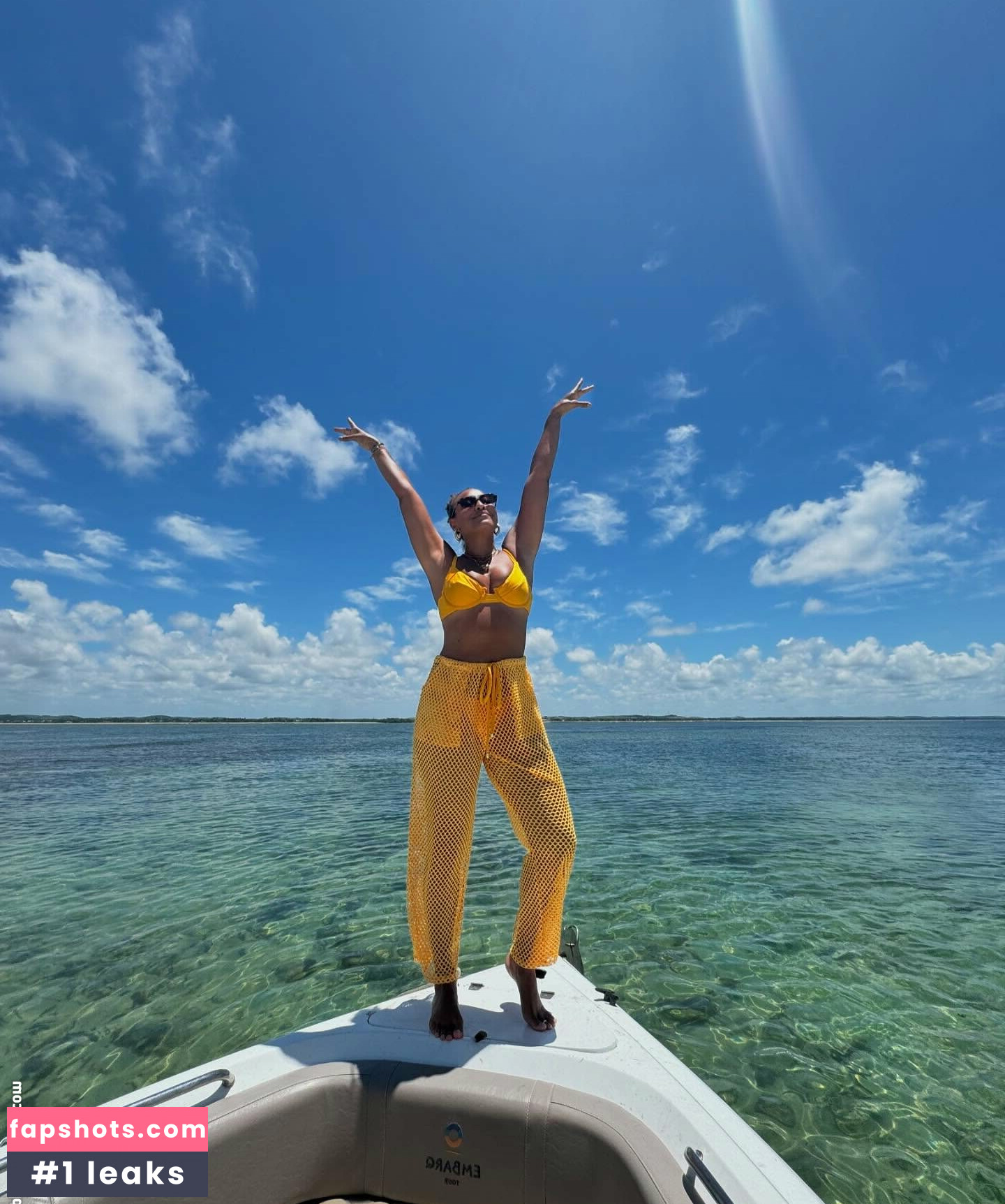 Sheron Menezes gallery photo #45