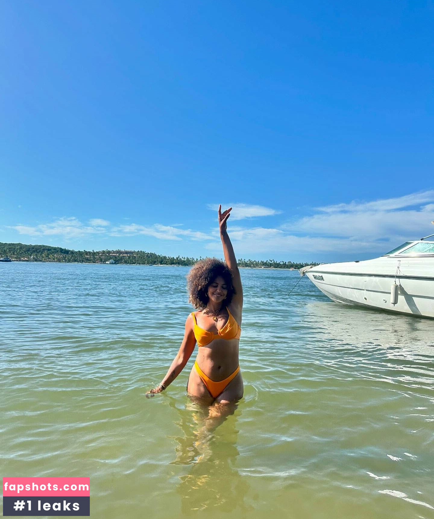 Sheron Menezes gallery photo #49