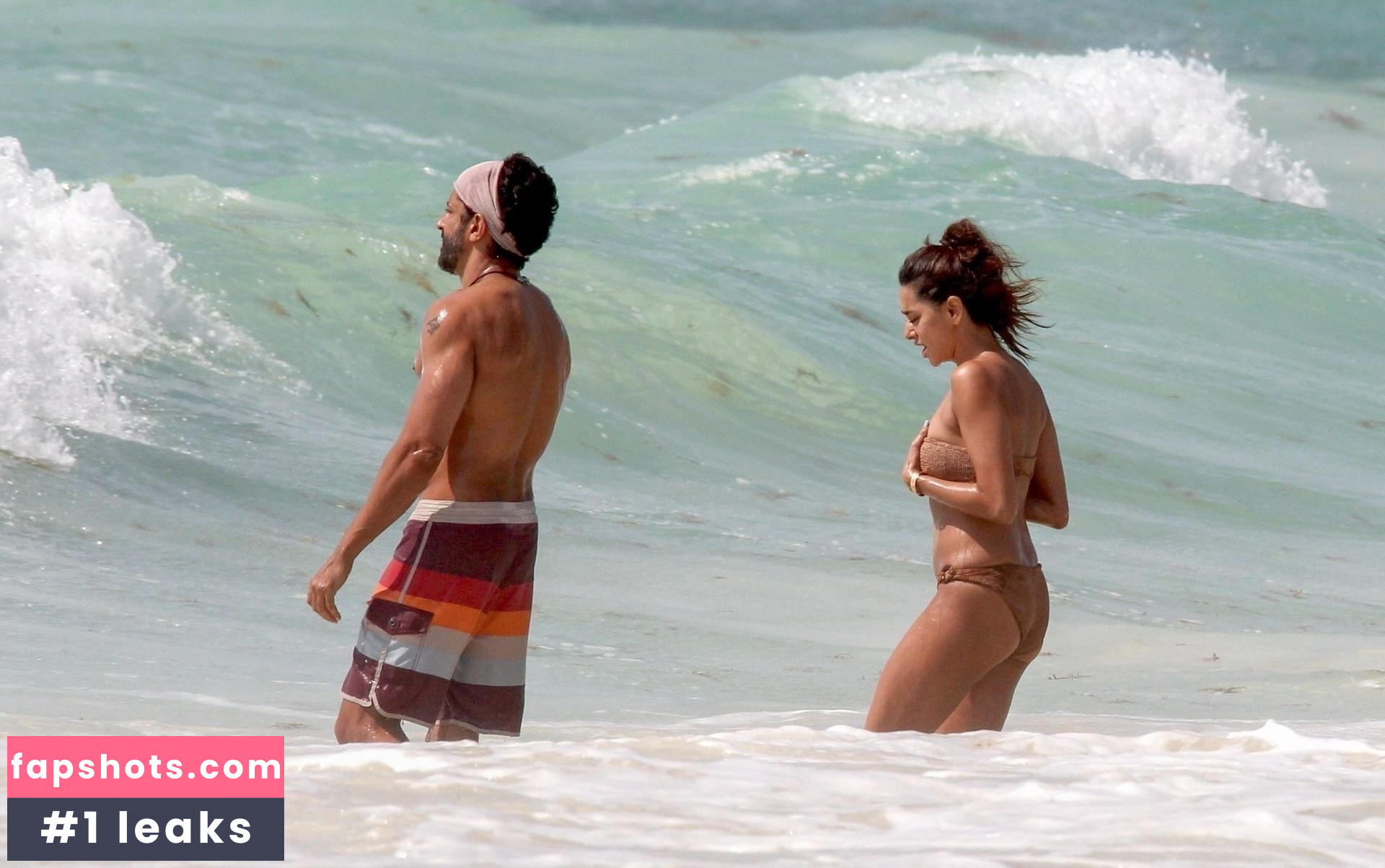 Shibani Dandekar gallery photo #12