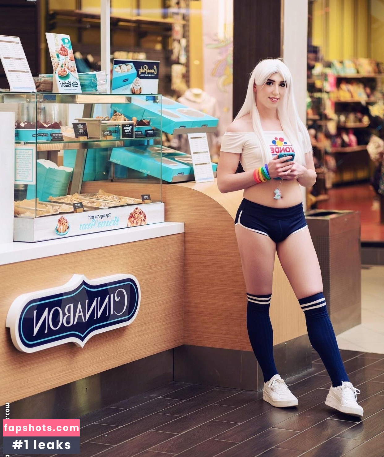 Shiri Allwood gallery photo #94