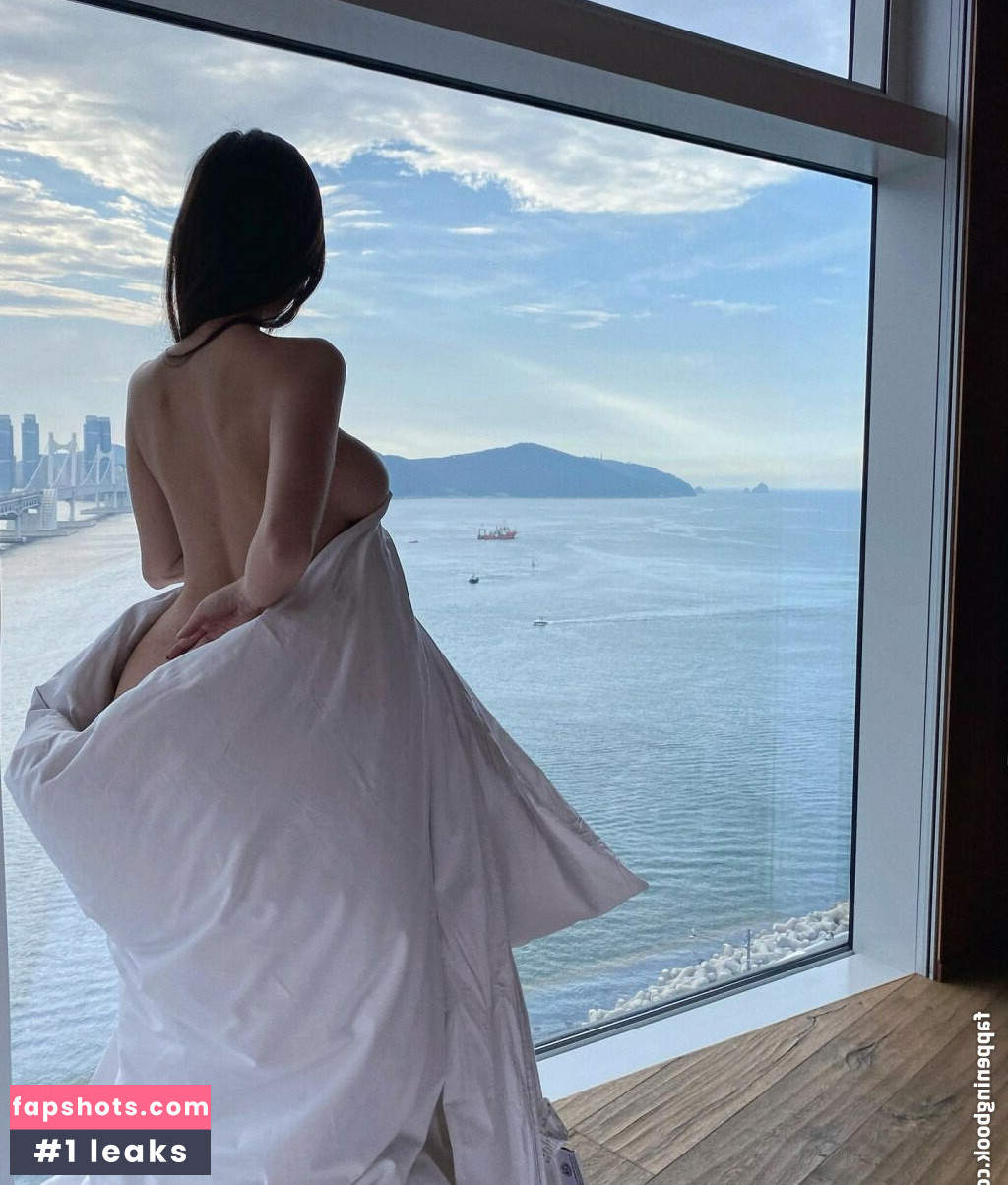 Si.Young gallery photo #2