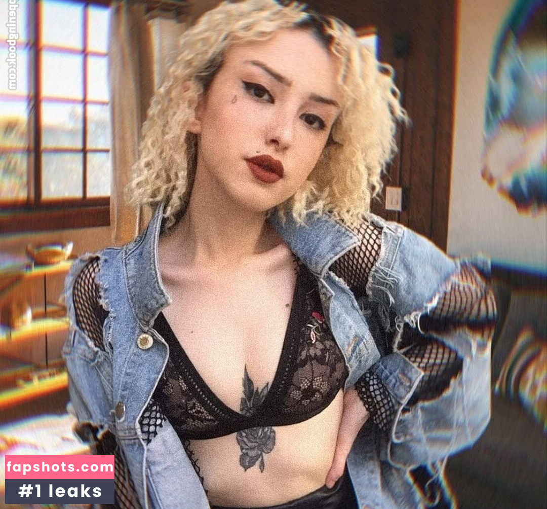 Simge Akkuş gallery photo #3