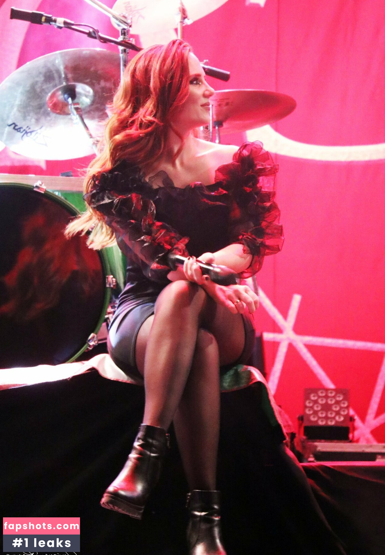 Simone Simons gallery photo #5