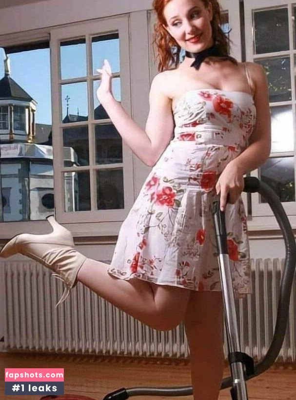 Simone Simons gallery photo #9