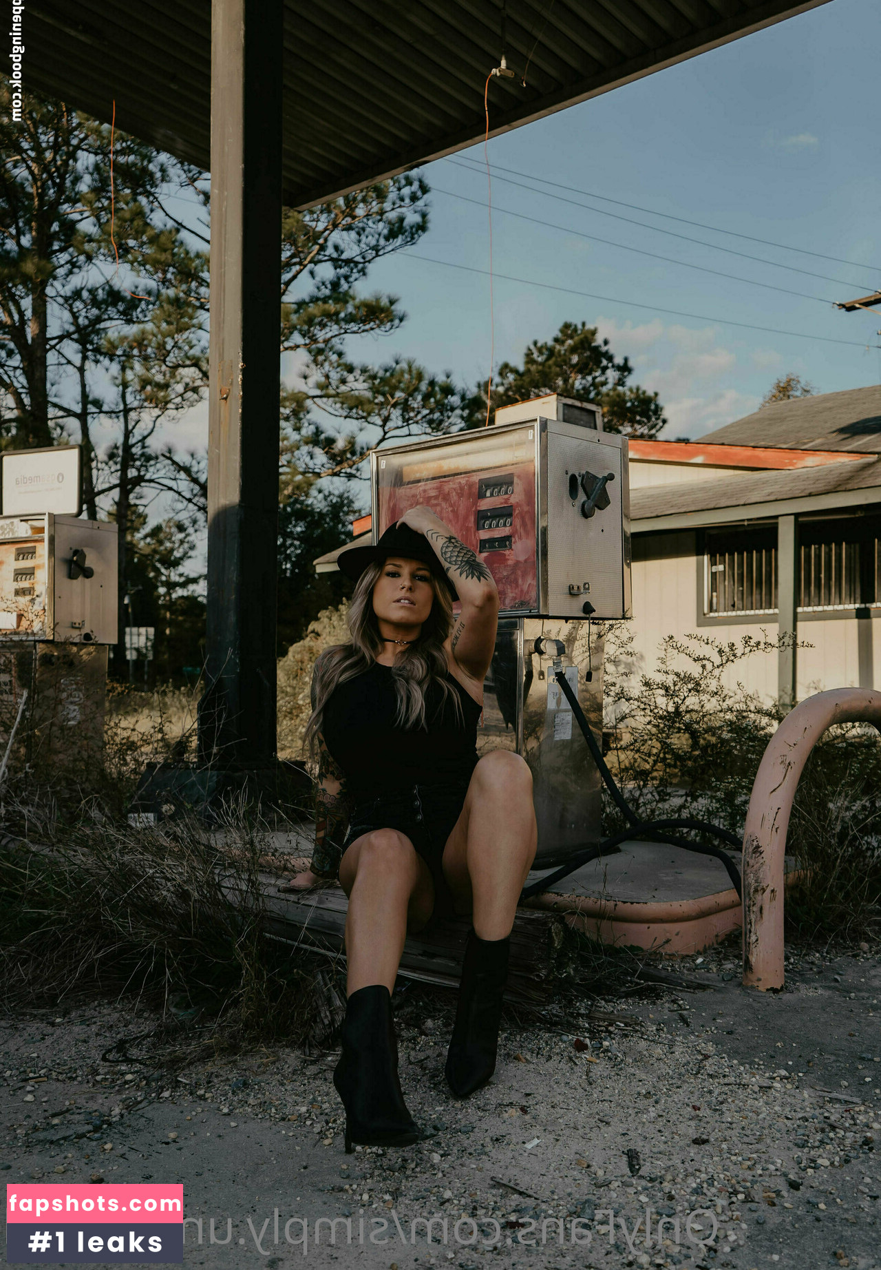 SimplyUncovered gallery photo #22