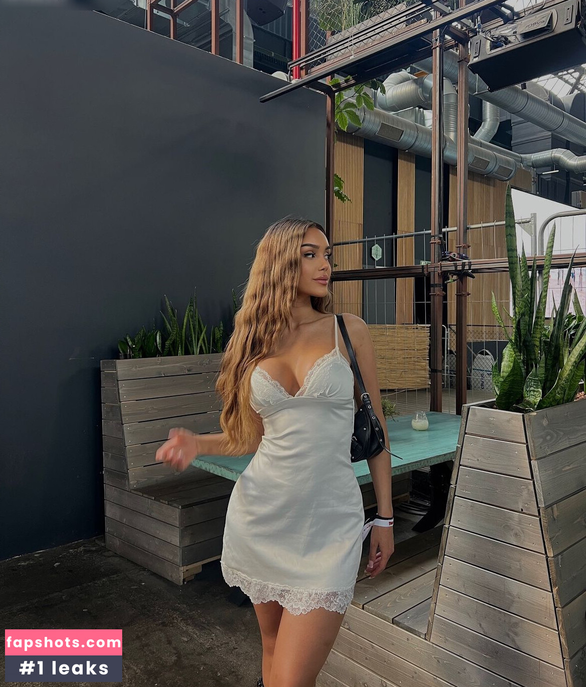 Sina Elisa gallery photo #6