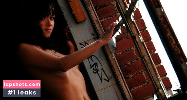 Sina Minou gallery photo #17