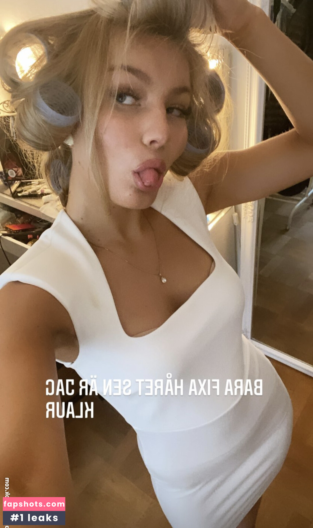 Siri54 gallery photo #15