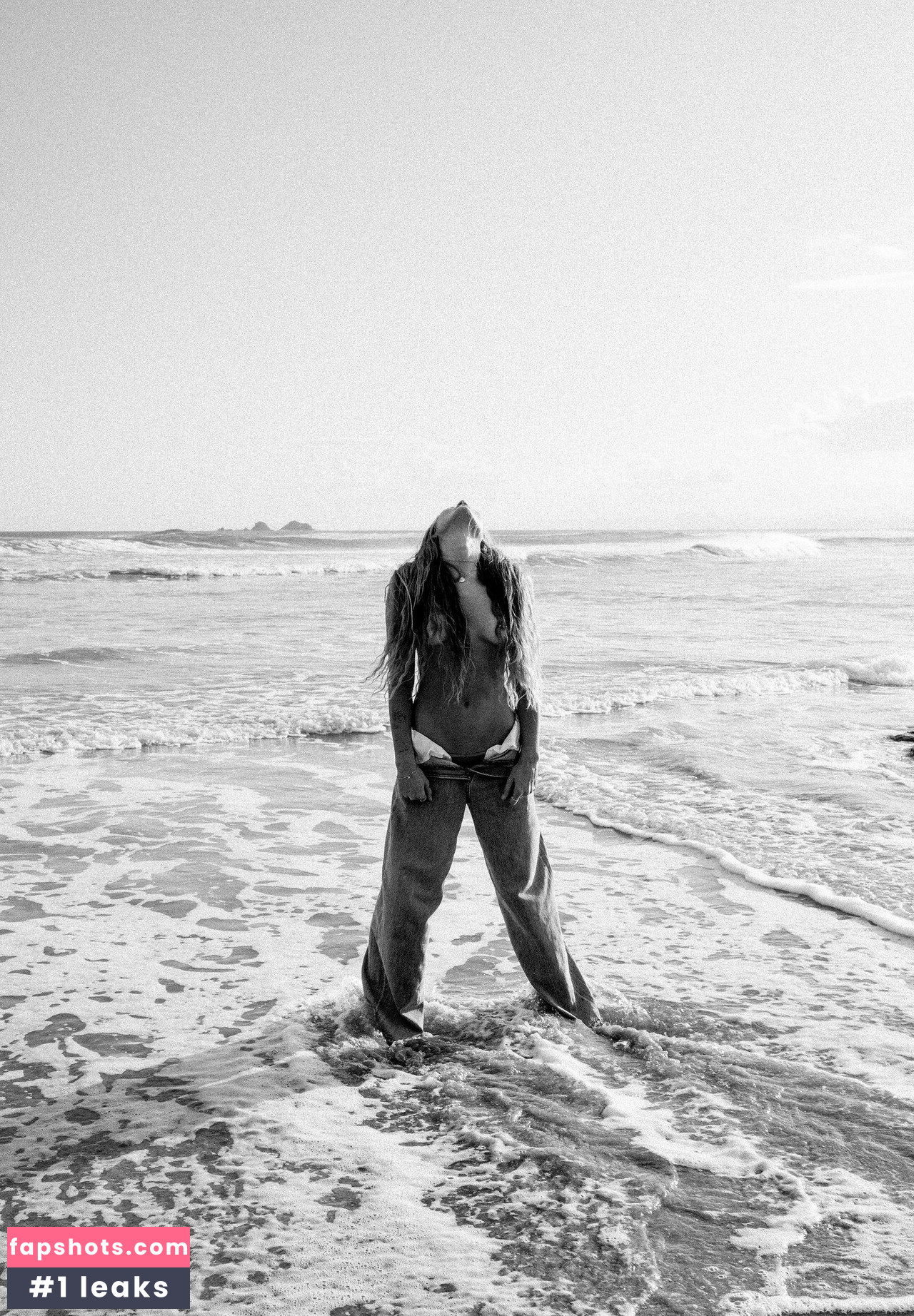 Sjana Elise Earp gallery photo #2