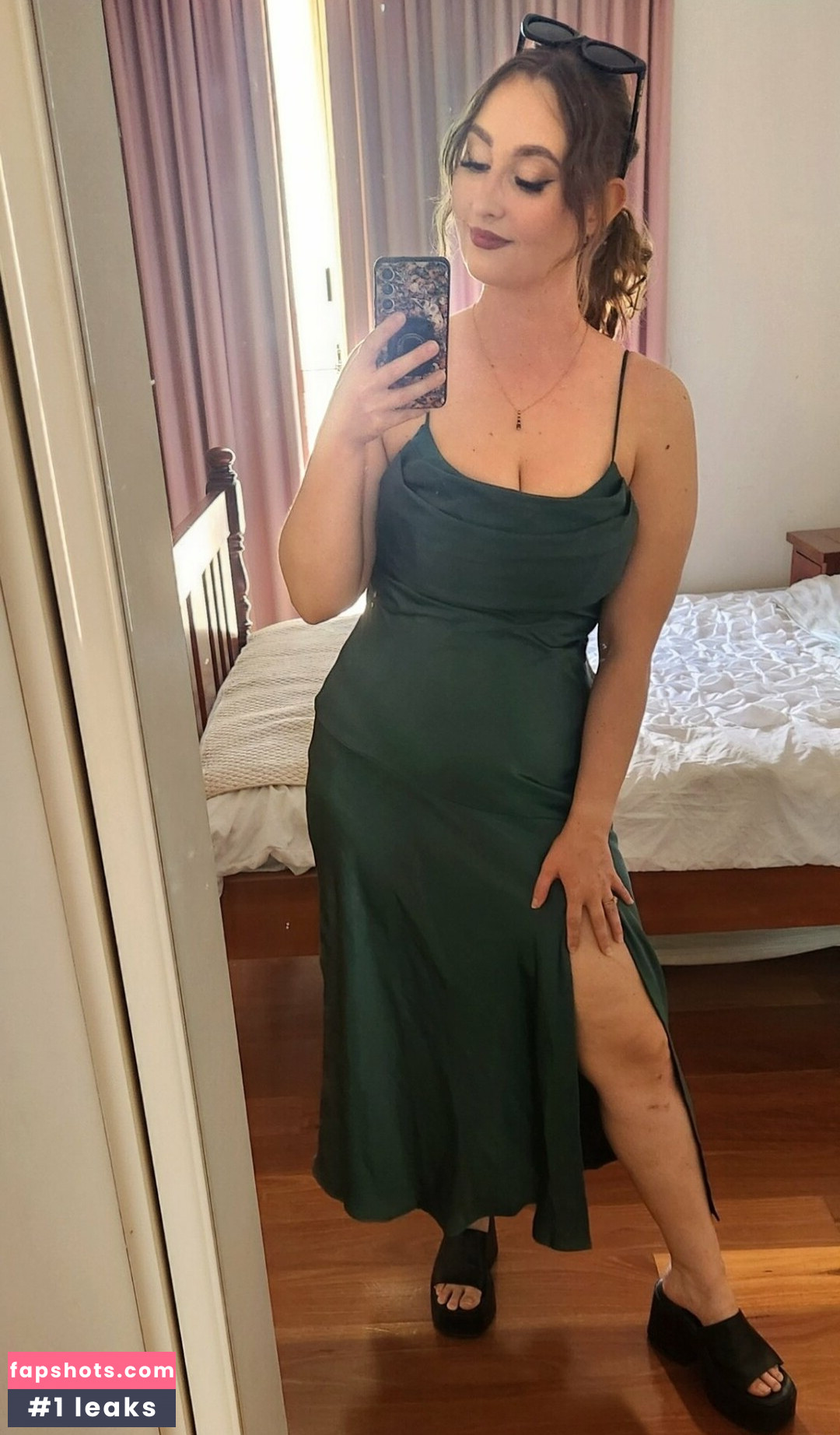 Slipperygoblin nude babe gallery