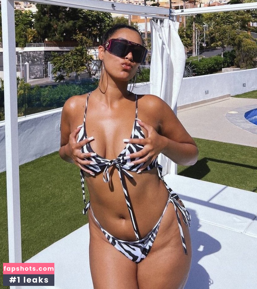 Snoochie Shy Nude Leaks OnlyFans Photos #2 - LeakJerk