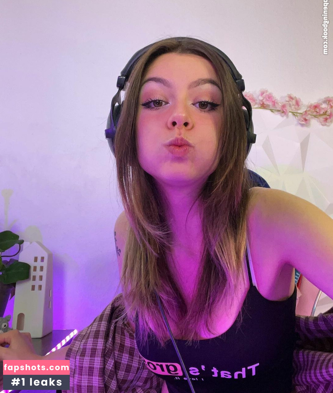 SophiaDoesRandomStuff gallery photo #6