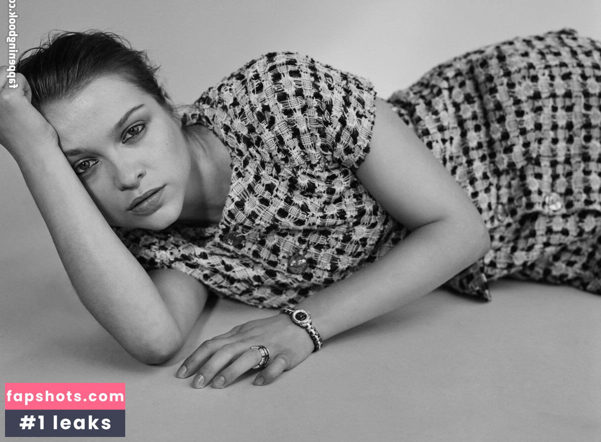 Sophie Cookson gallery photo #3