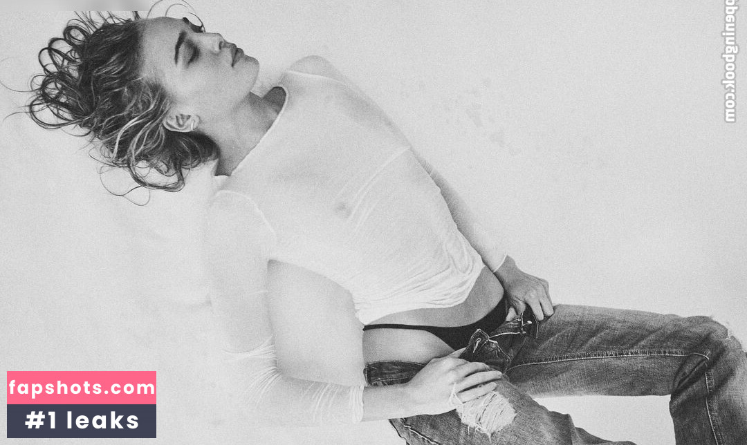 Sophie Kern nude babe gallery