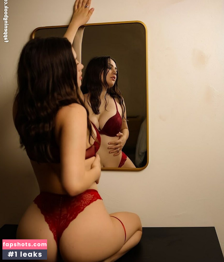 Sophie Magee gallery photo #44