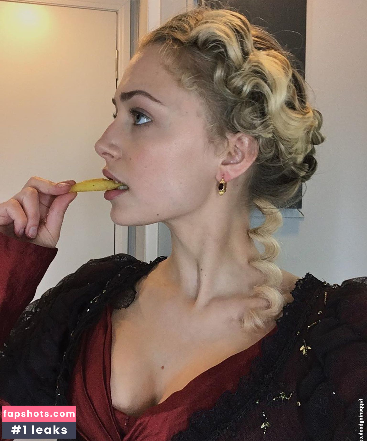 Sophie Simnett Filtración Desnuda OnlyFans Foto #7 - Fapshots