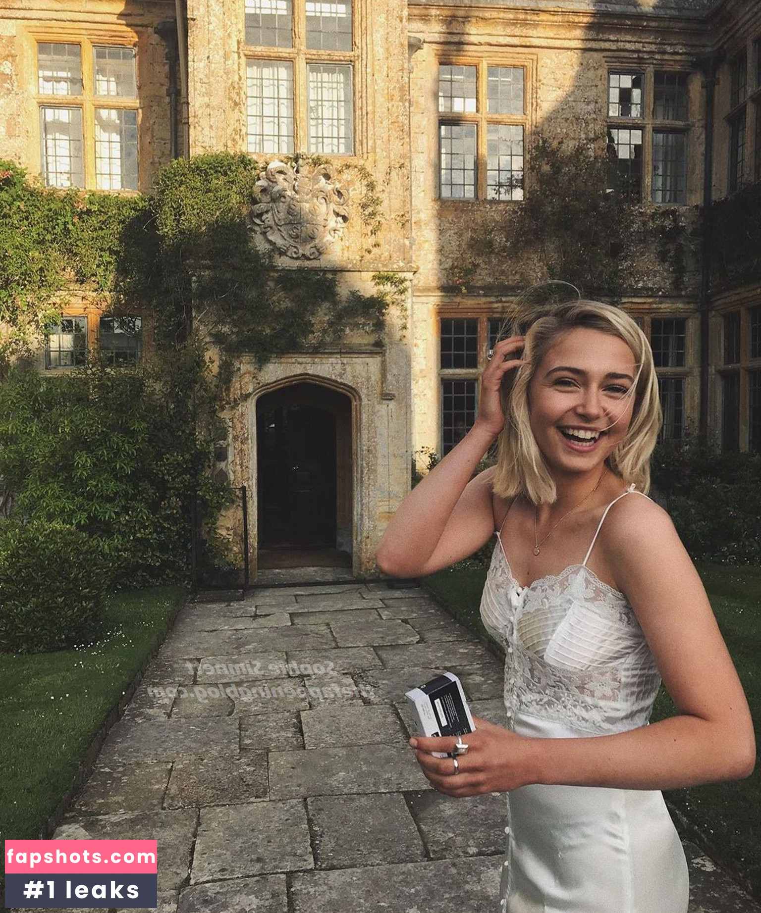 Sophie Simnett Filtración Desnuda OnlyFans Foto #9 - Fapshots