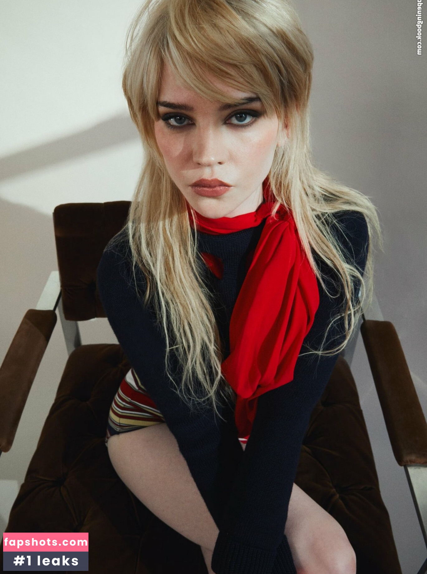 Sophie Thatcher nude babe gallery