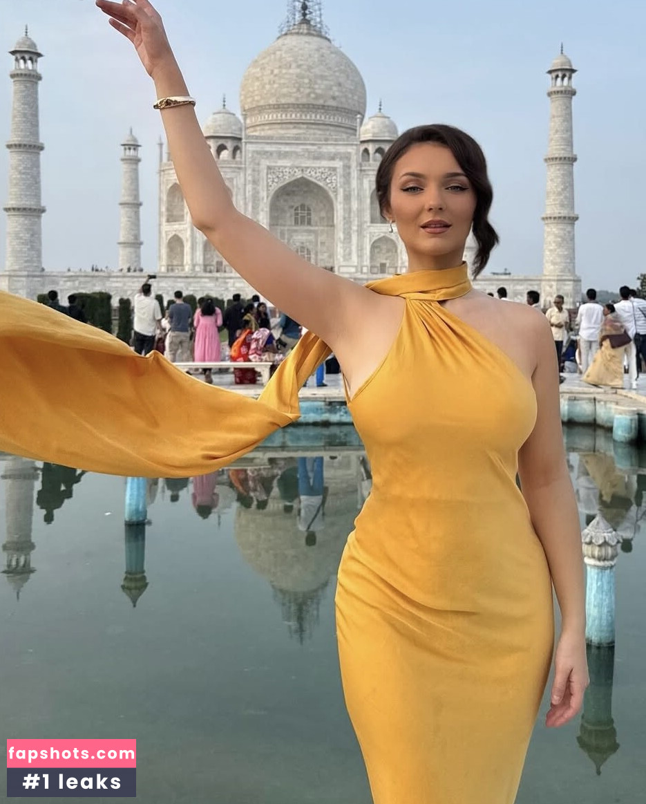 Sophie Wallace gallery photo #9