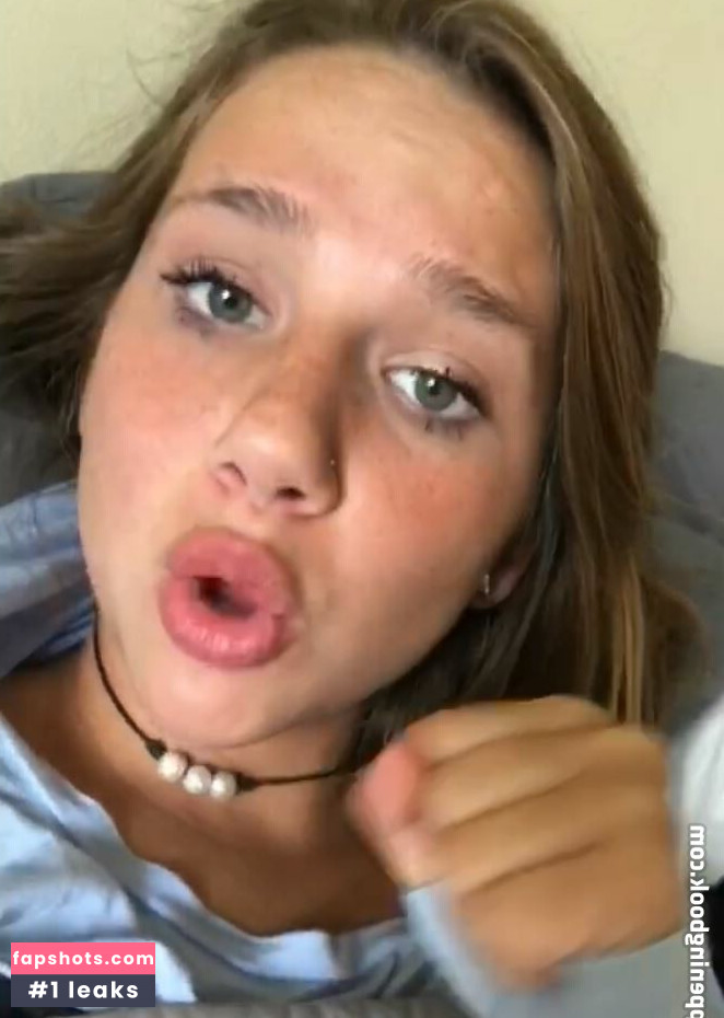 Sophiejustchillin gallery photo #3