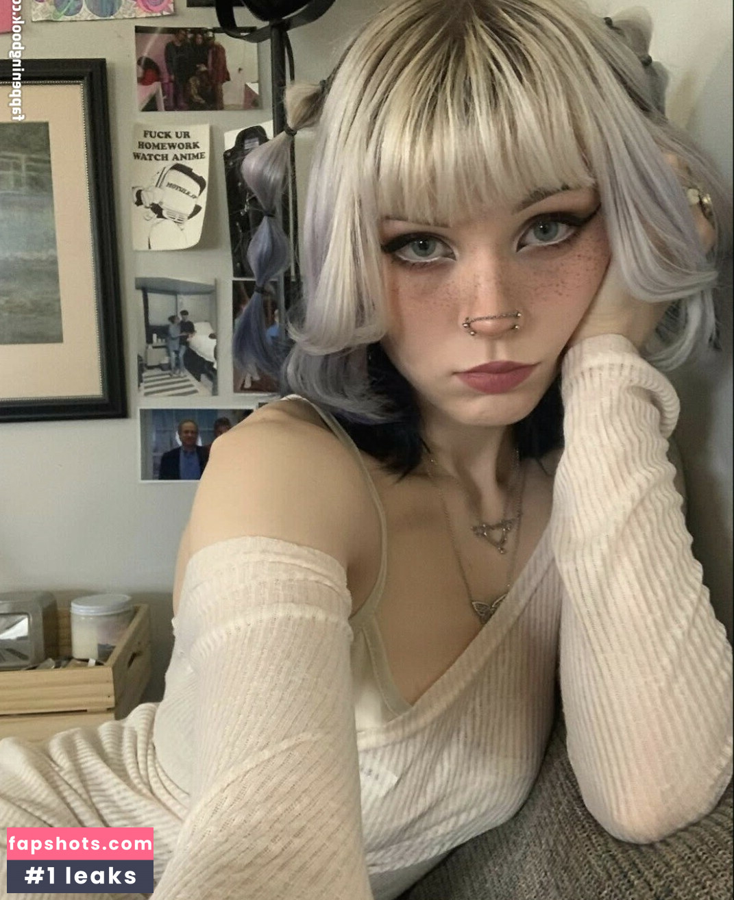 Sournsick nude babe gallery