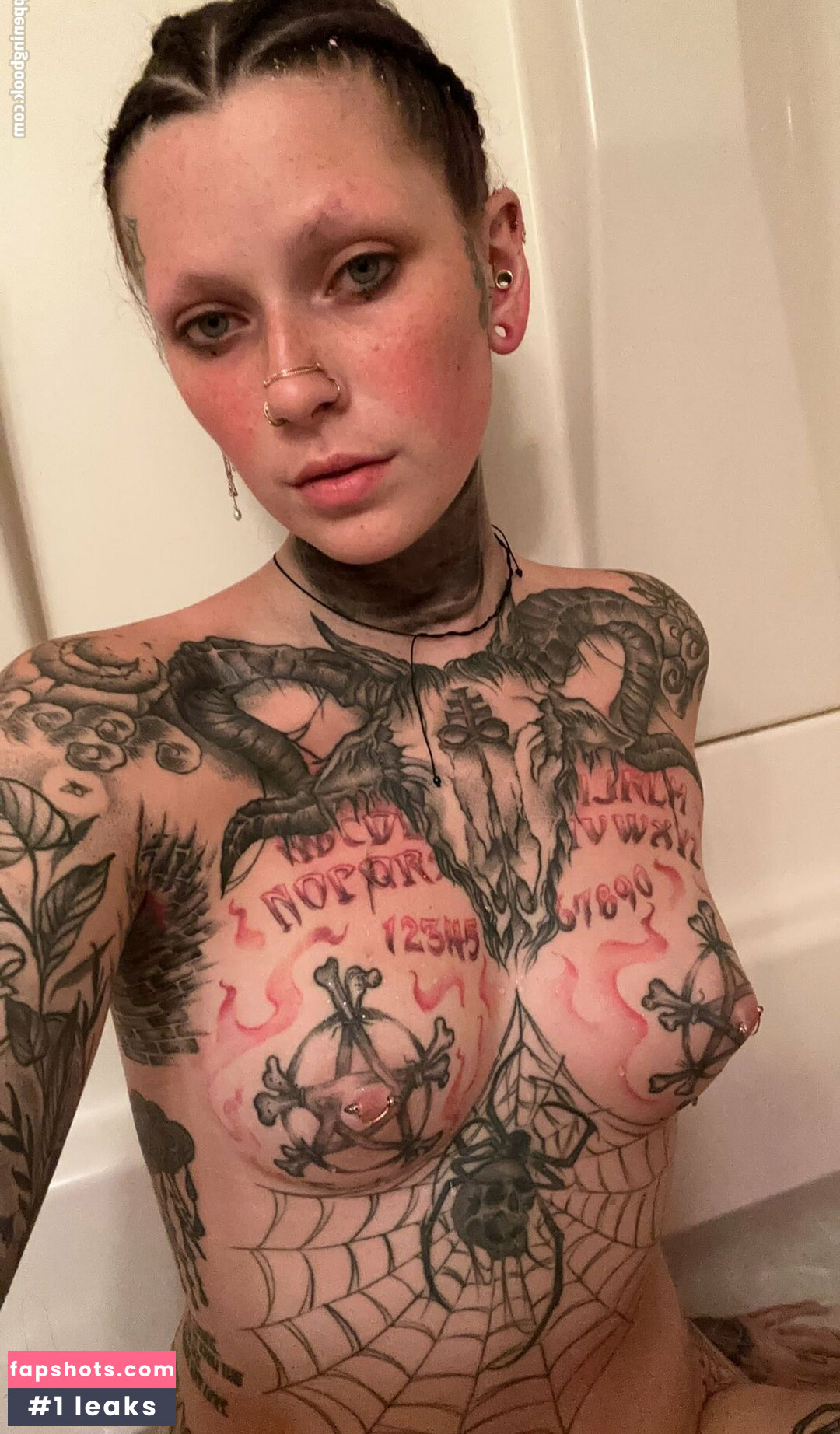 spider.legs nude babe gallery