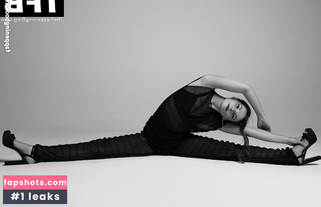 Stefanie Scott gallery photo #12