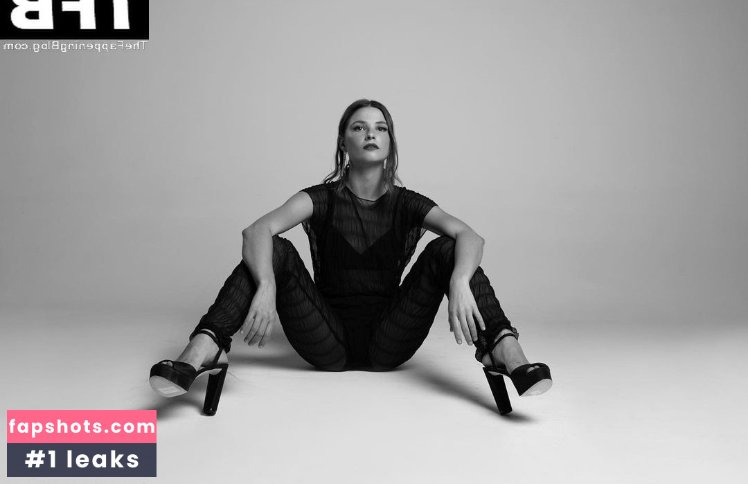 Stefanie Scott gallery photo #13