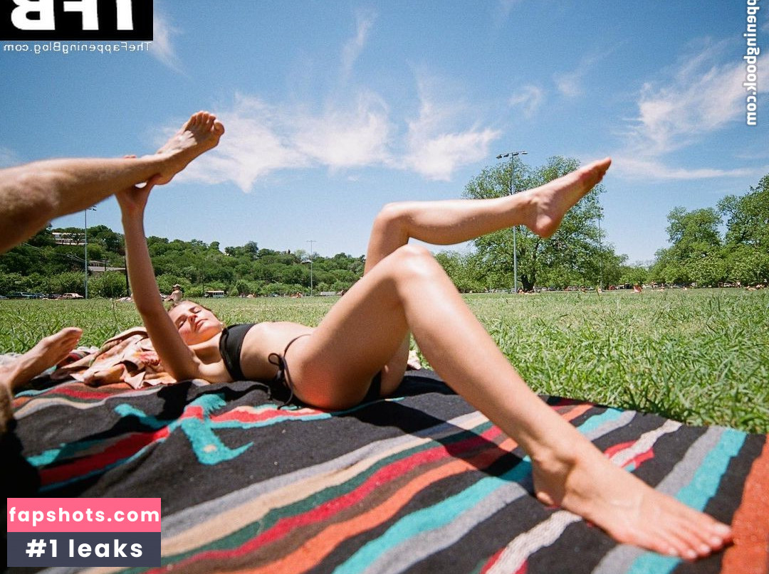 Stefanie Scott gallery photo #14