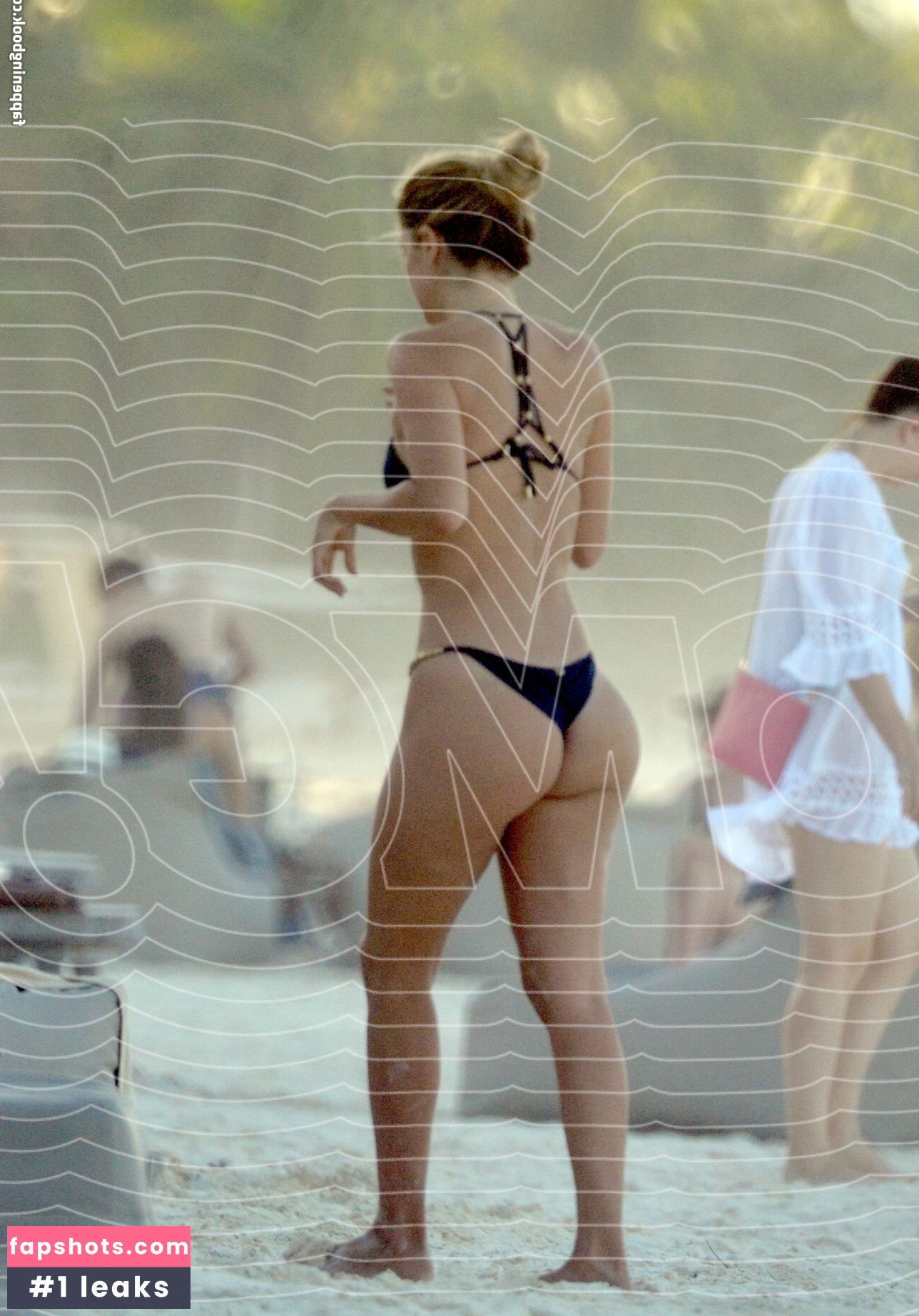 Stephanie Cayo nude babe gallery