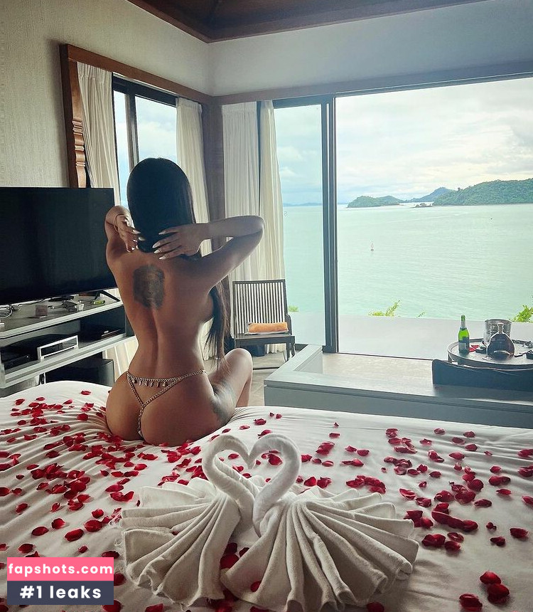 Stephanie Choi gallery photo #9