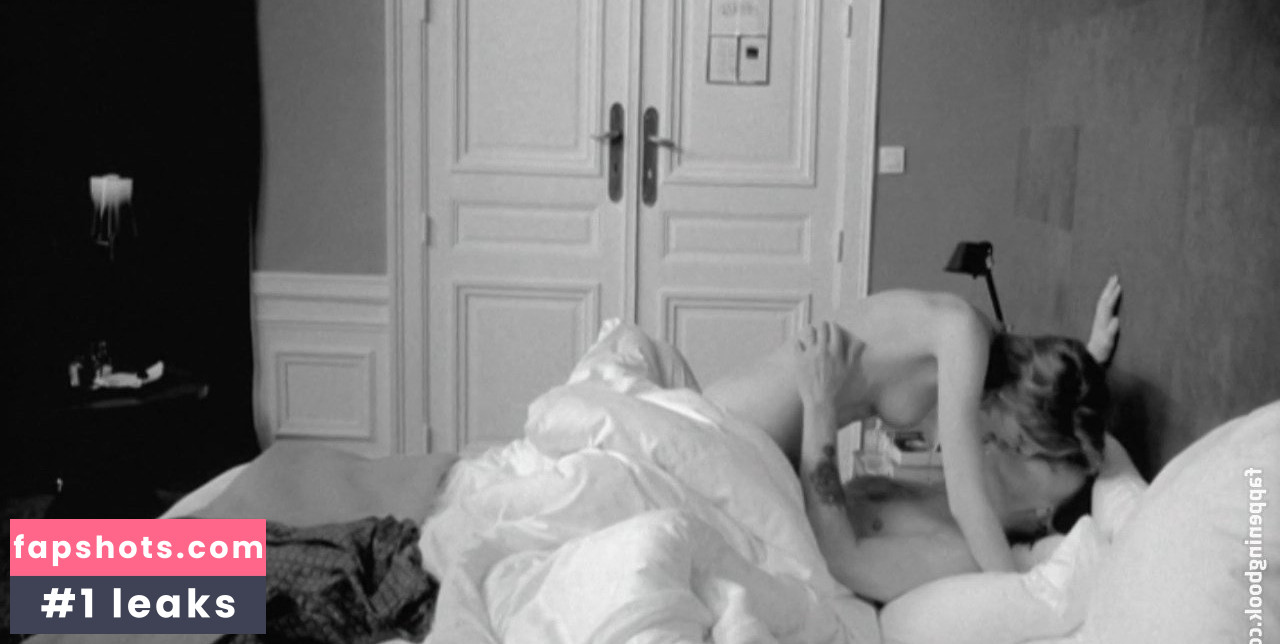 Stéphanie Crayencour gallery photo #26