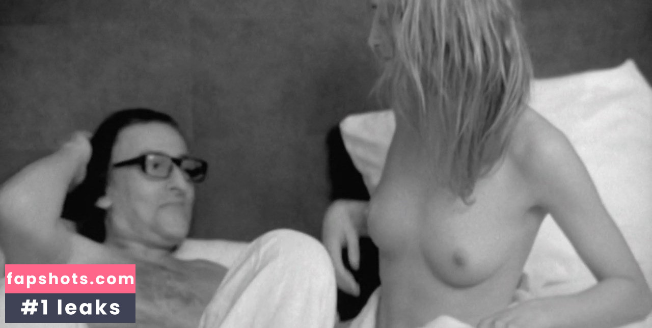 Stéphanie Crayencour gallery photo #27