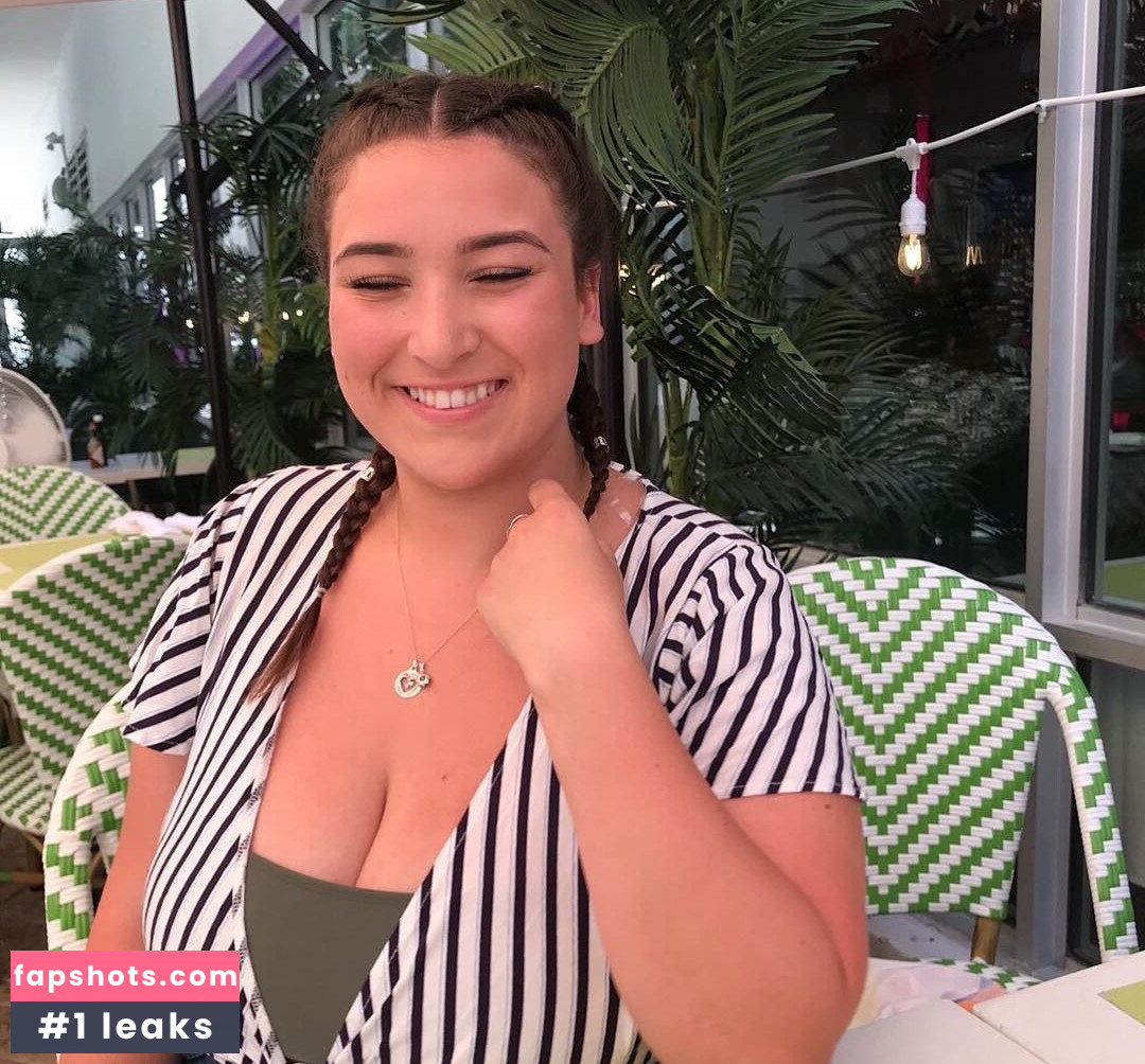 Stephanie Sangster gallery photo #5