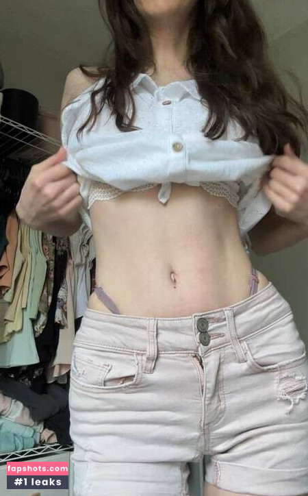 StormiSkies nude babe gallery