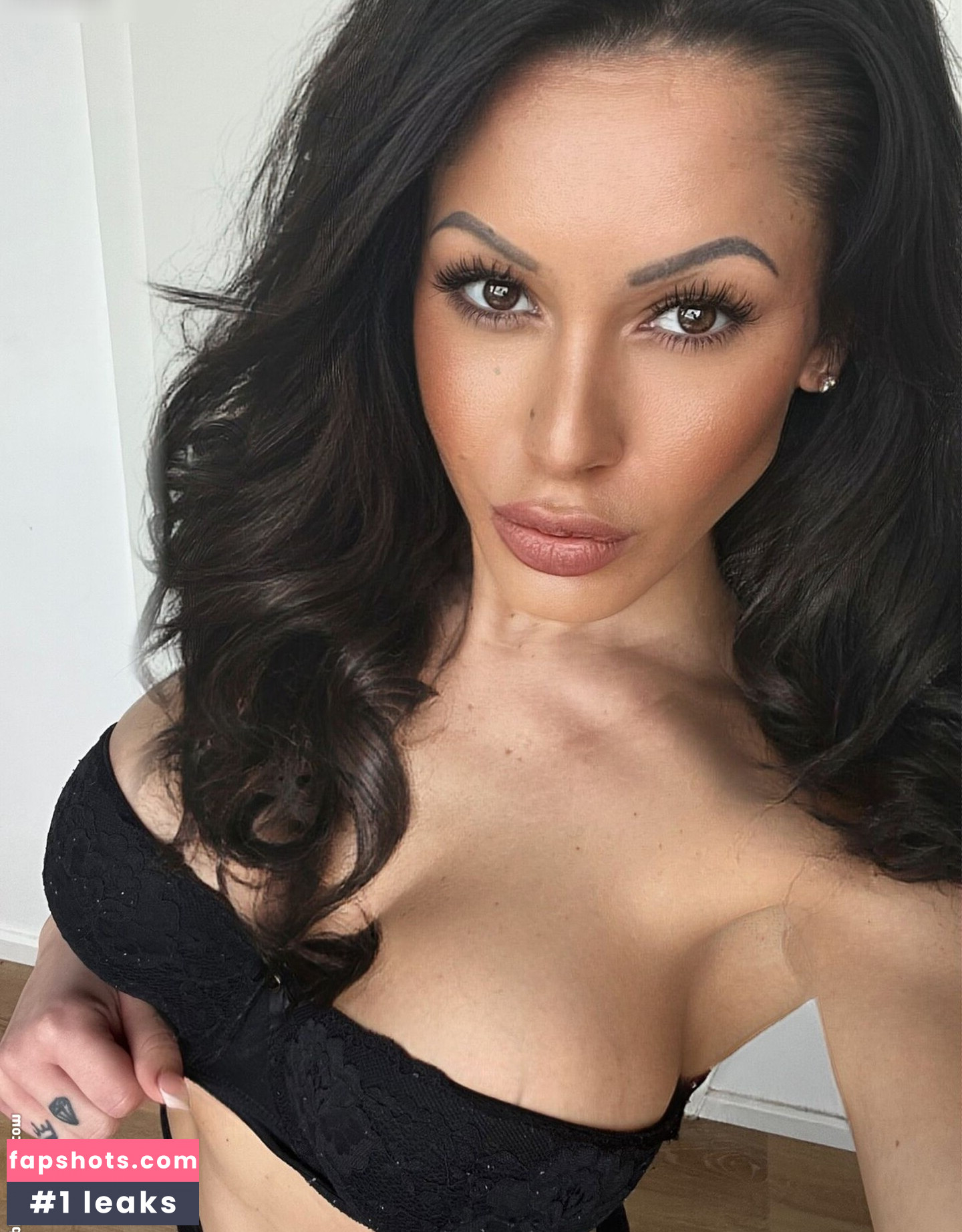 Suche - Valerie Vuitton Nude Leaks OnlyFans Photos #4 - LeakJerk